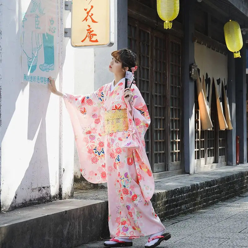 Kimono da donna tradizionale con fiori di ciliegio