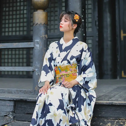 Kimono da donna nero floreale bianco