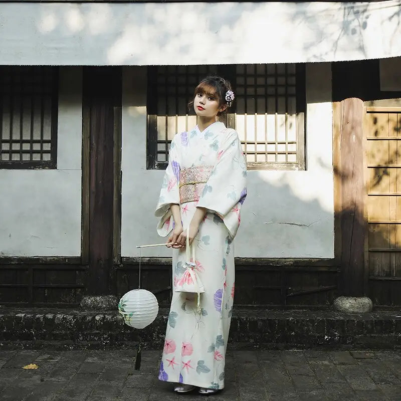 Kimono da donna bianco con fiori pastello