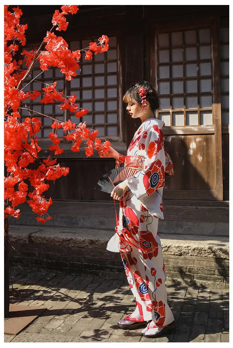 Kimono da donna bianco con fiori rossi