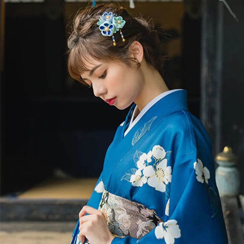 Kimono de mujer azul floral blanco