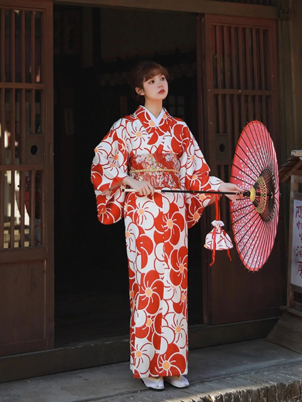 Kimono de mujer con flores rojas y blancas