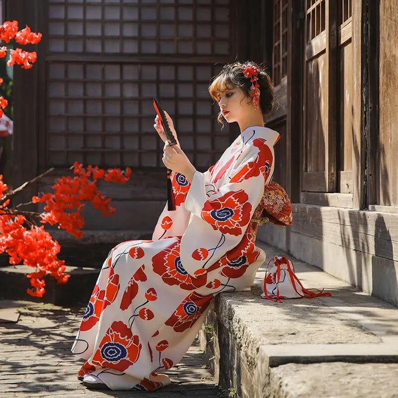 Kimono femme blanc à fleurs rouges