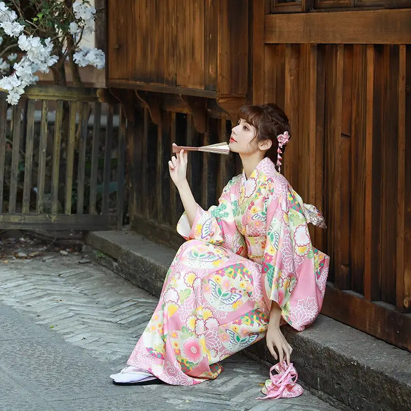 Kimono de mujer rosa con flores encantadoras