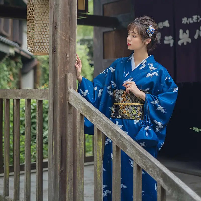 Kimono de mujer blanco grúa azul