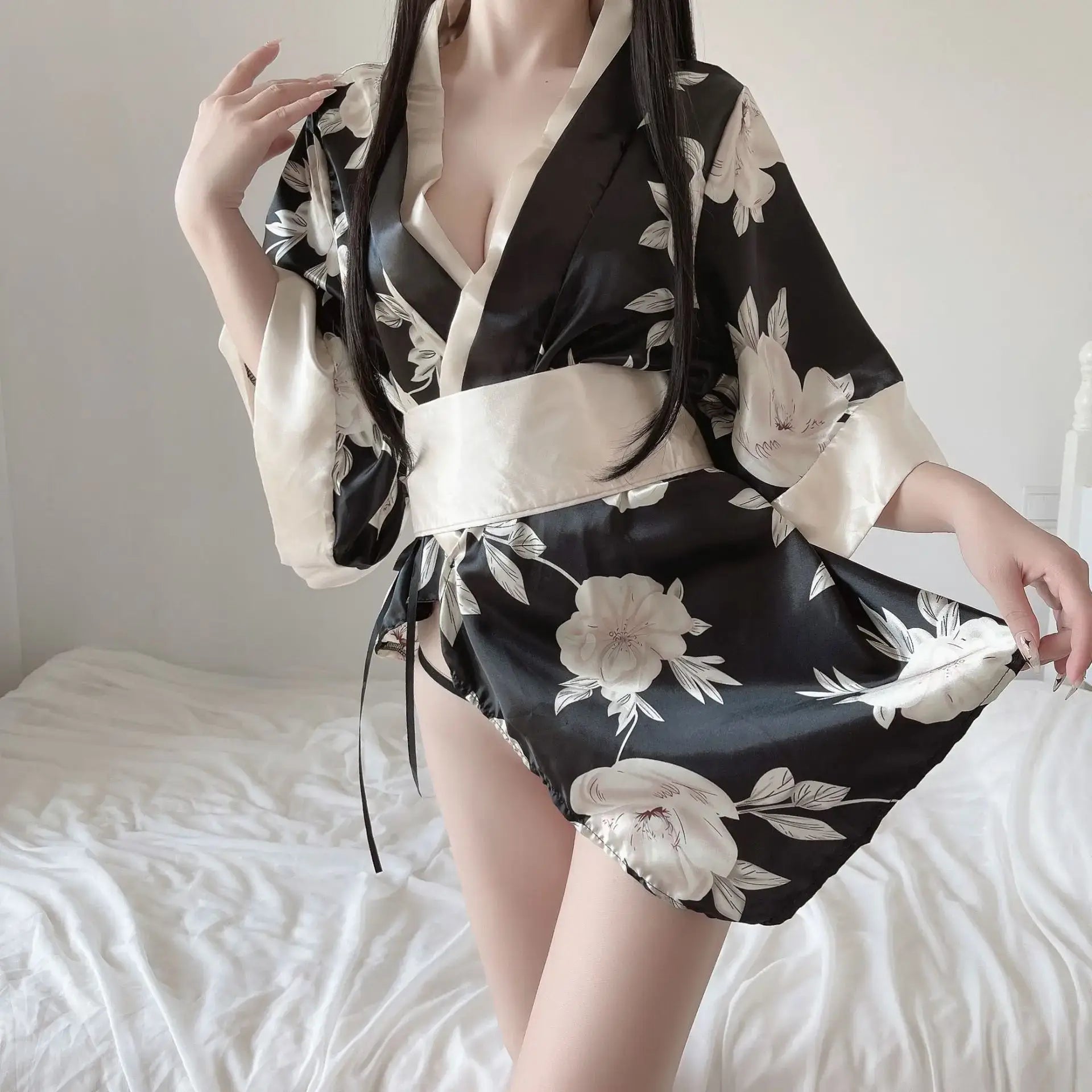 Kimono de mujer de seda negro floral blanco