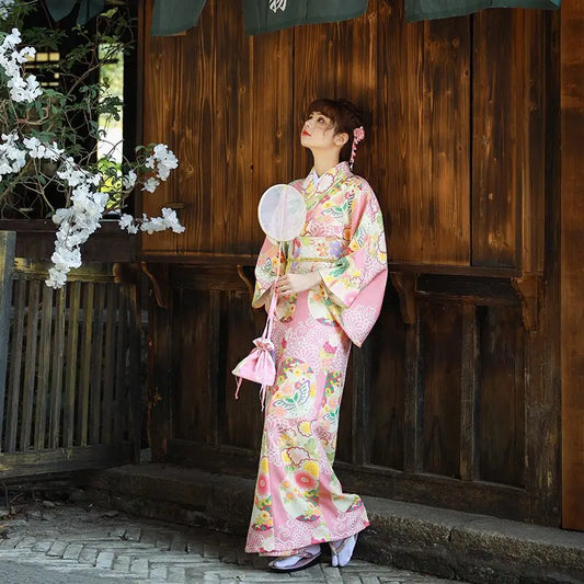 Kimono de mujer rosa con flores encantadoras
