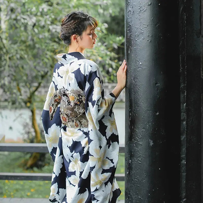 Kimono de mujer negro floral blanco