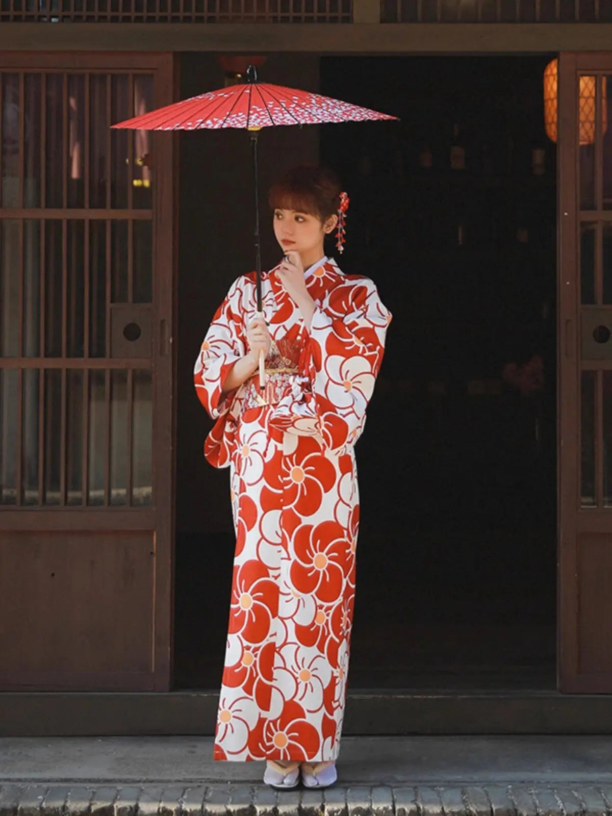Kimono de mujer con flores rojas y blancas