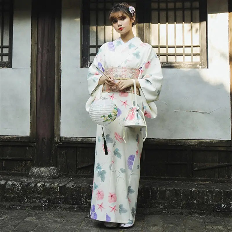 Kimono de mujer blanco con flores pastel