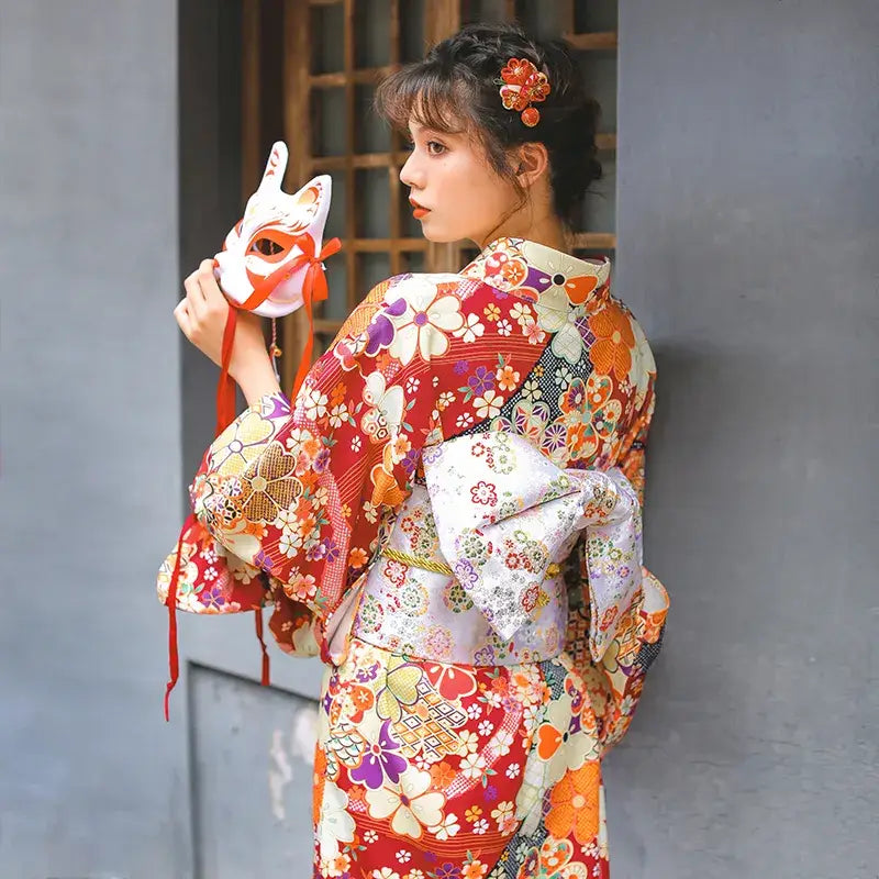 Kimono da donna con motivo floreale tradizionale