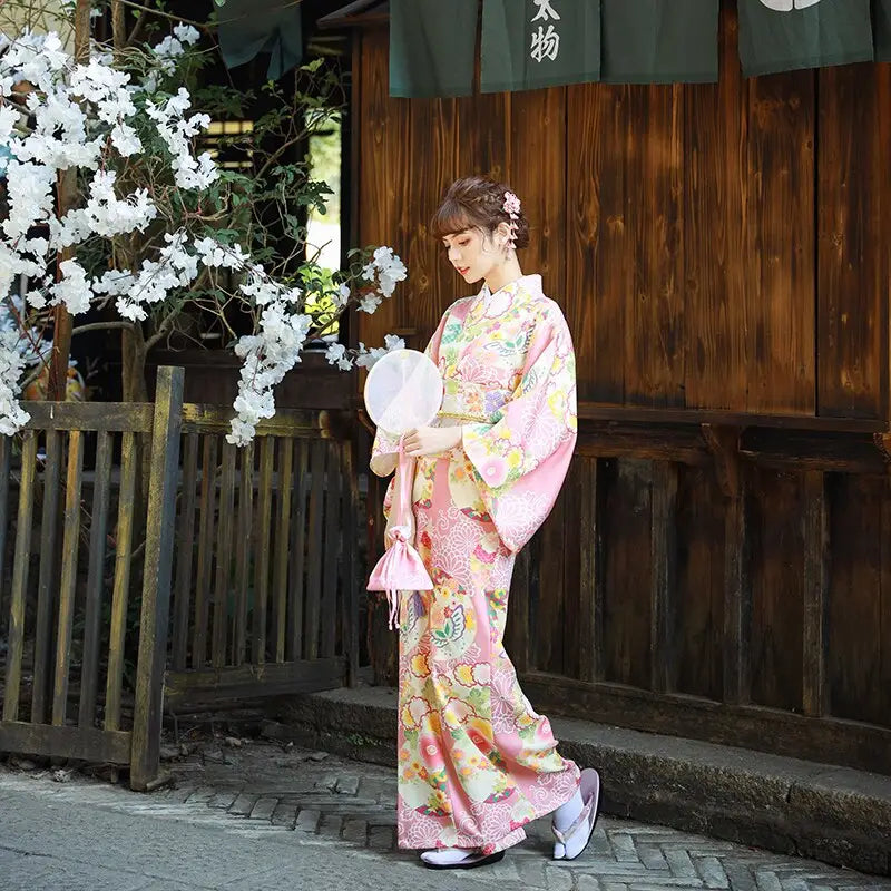 Kimono de mujer rosa con flores encantadoras