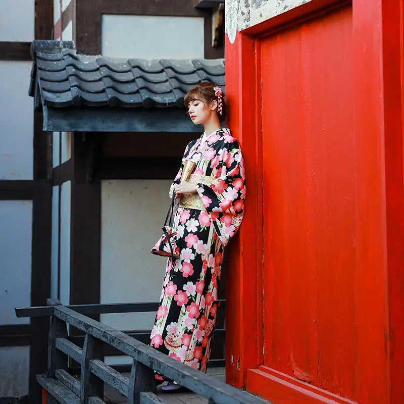 Kimono da donna nero con fiori di ciliegio