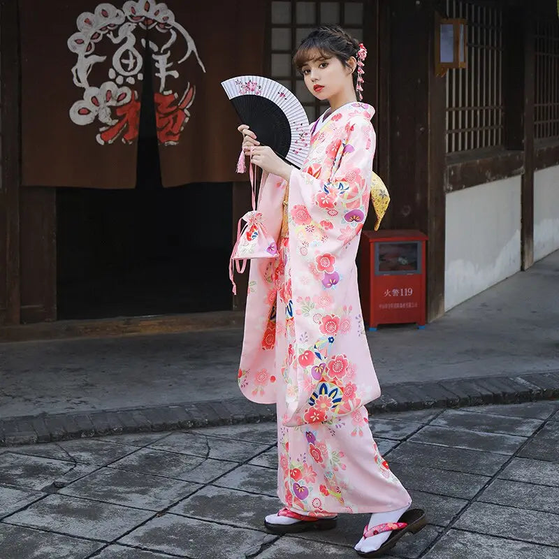 Kimono tradicional de mujer con flor de cerezo