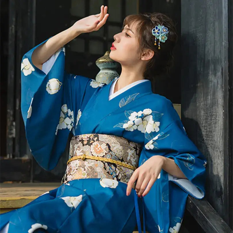 Kimono de mujer azul floral blanco