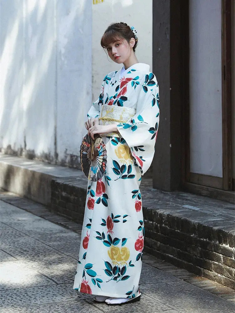 Kimono da donna bianco con fiore di rosa