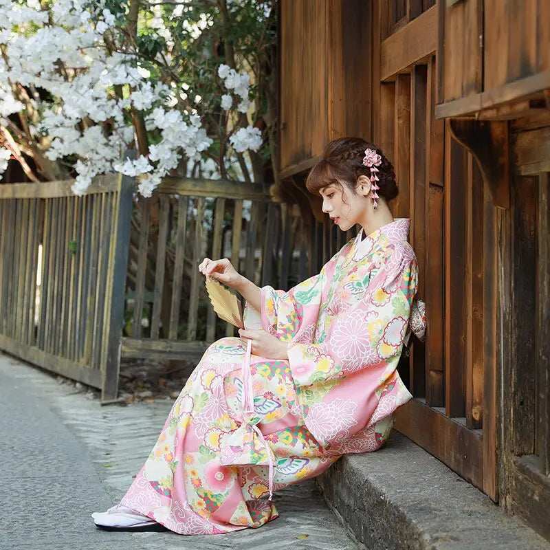 Kimono da donna rosa con fiori affascinanti